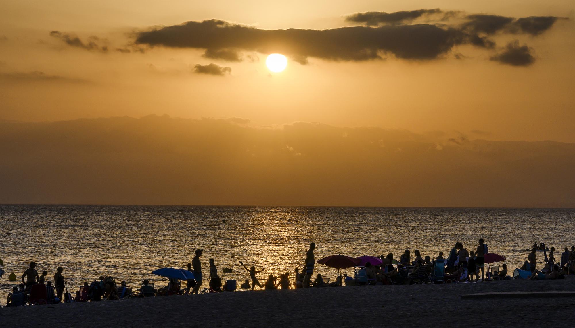 Playa atardecer mar